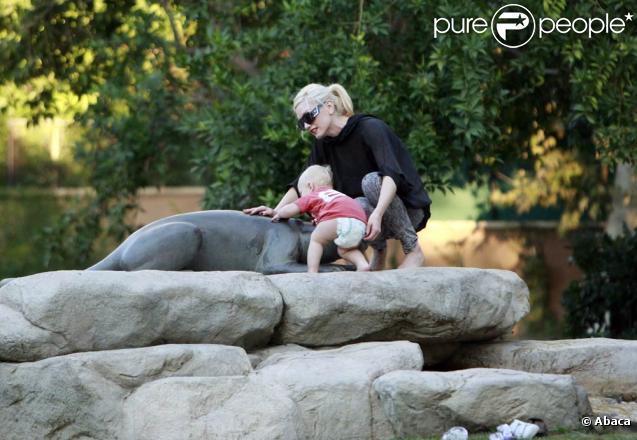 Gwen Stefani dans un parc de Los Angeles, avec ses enfants, le 1er novembre 2009