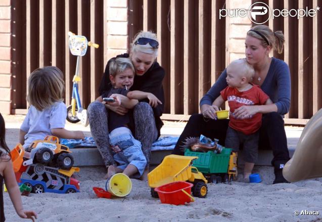 Gwen Stefani dans un parc de Los Angeles, avec ses enfants, le 1er novembre 2009