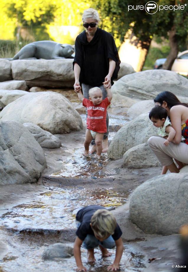 Gwen Stefani dans un parc de Los Angeles, avec ses enfants, le 1er novembre 2009