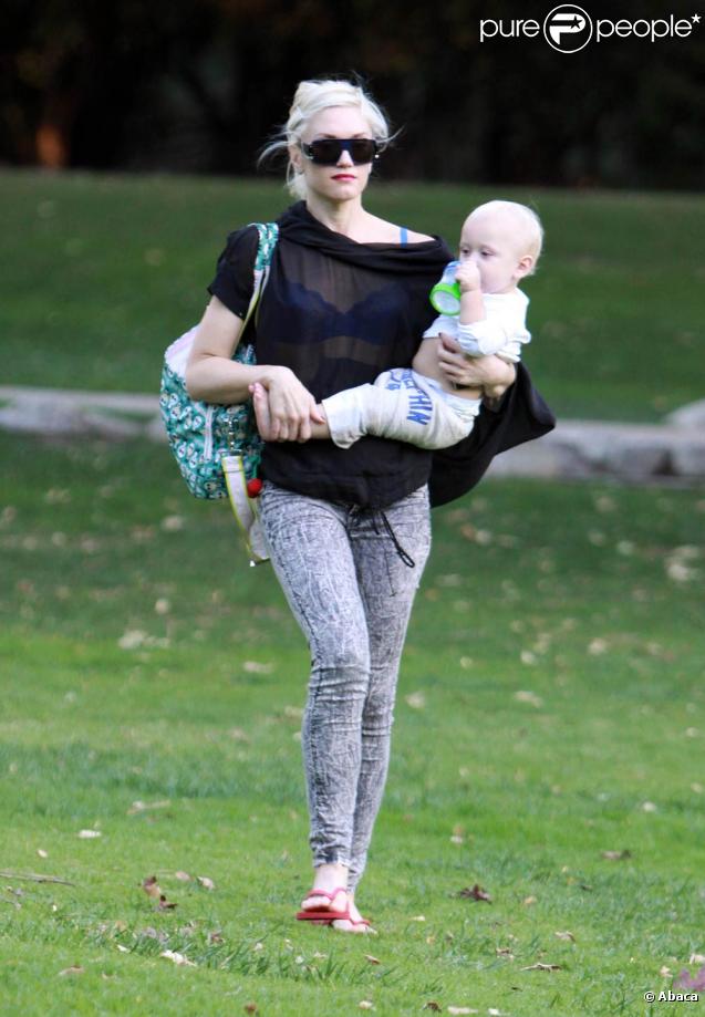 Gwen Stefani dans un parc de Los Angeles, avec ses enfants, le 1er novembre 2009