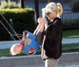 Gwen Stefani dans un parc de Los Angeles, avec ses enfants, le 1er novembre 2009