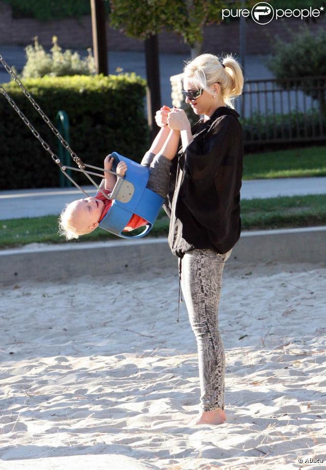 Gwen Stefani dans un parc de Los Angeles, avec ses enfants, le 1er novembre 2009