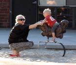 Gwen Stefani dans un parc de Los Angeles, avec ses enfants, le 1er novembre 2009
