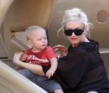 Gwen Stefani dans un parc de Los Angeles, avec ses enfants, le 1er novembre 2009