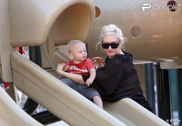 Gwen Stefani dans un parc de Los Angeles, avec ses enfants, le 1er novembre 2009