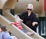 Gwen Stefani dans un parc de Los Angeles, avec ses enfants, le 1er novembre 2009
