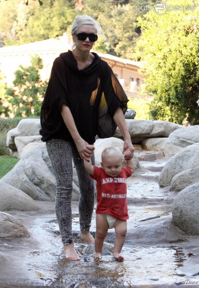 Gwen Stefani dans un parc de Los Angeles, avec ses enfants, le 1er novembre 2009