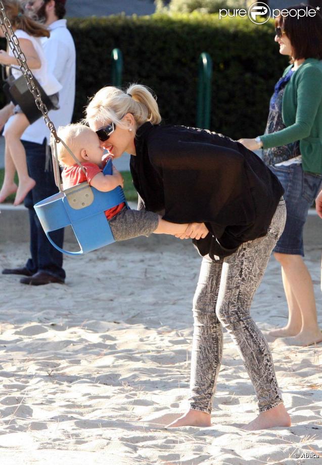 Gwen Stefani dans un parc de Los Angeles, avec ses enfants, le 1er novembre 2009