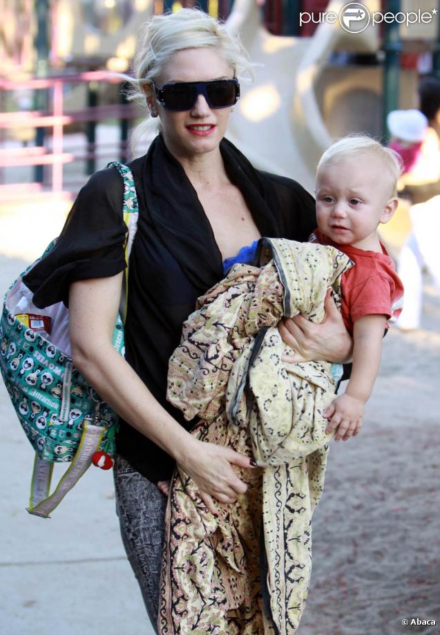 Gwen Stefani dans un parc de Los Angeles, avec ses enfants, le 1er novembre 2009