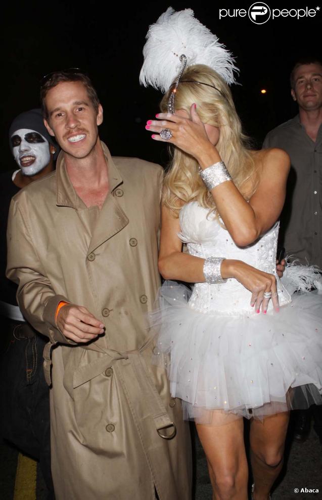 Paris Hilton : fin de soirée difficile avec Doug Reinhardt. Un ami tente de camoufler la bagarre. Le 31 octobre 2009