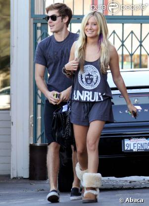 Ashley Tisdale et Zac Efron sortent du restaurant Patsy à Los Angeles après y avoir déjeuné ensemble le 2 novembre 2009