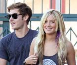 Ashley Tisdale et Zac Efron sortent du restaurant Patsy à Los Angeles après y avoir déjeuné ensemble le 2 novembre 2009