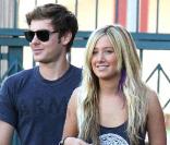 Ashley Tisdale et Zac Efron sortent du restaurant Patsy à Los Angeles après y avoir déjeuné ensemble le 2 novembre 2009