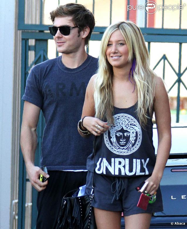 Ashley Tisdale et Zac Efron sortent du restaurant Patsy à Los Angeles après y avoir déjeuné ensemble le 2 novembre 2009