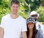 Ashley Tisdale et son boyfriend Scott Speer se promènent le 1er juin 2009 