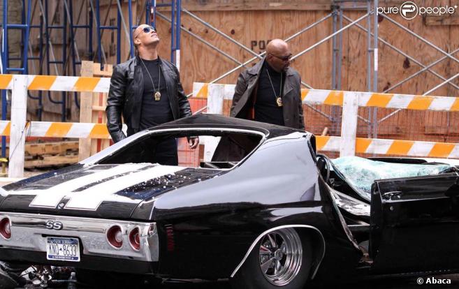 Dwayne Johnson et Samuel L. Jackson dégoûtés de l'état de leur voiture, sur le tournage de  The Other Guys , la nouvelle comédie policière d'Adam McKay, qui se tourne à New York, le 23 octobre 2009 !