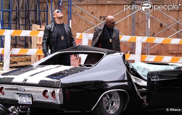 Dwayne Johnson et Samuel L. Jackson dégoûtés de l'état de leur voiture, sur le tournage de  The Other Guys , la nouvelle comédie policière d'Adam McKay, qui se tourne à New York, le 23 octobre 2009 !