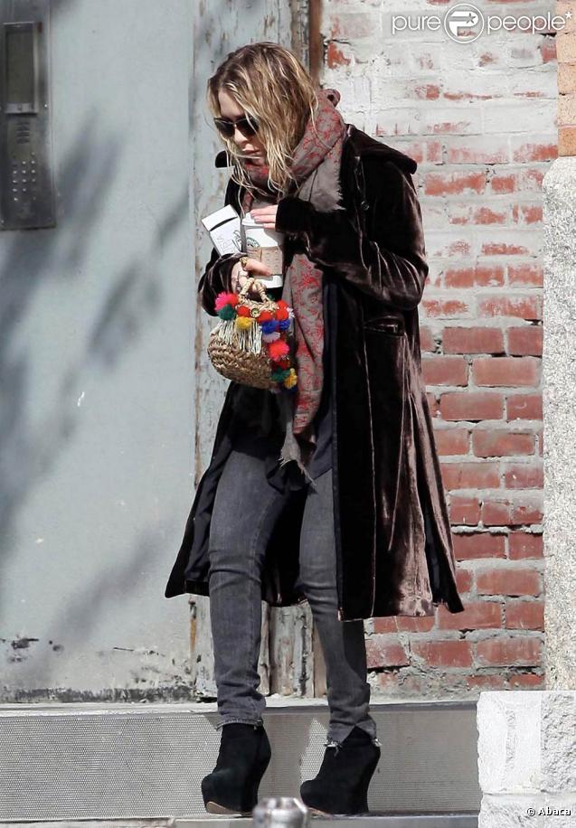 Mary-Kate Olsen sortant de son appartement new-yorkais.