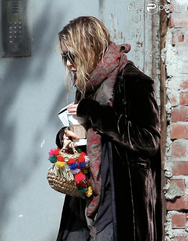 Mary-Kate Olsen sortant de son appartement new-yorkais.