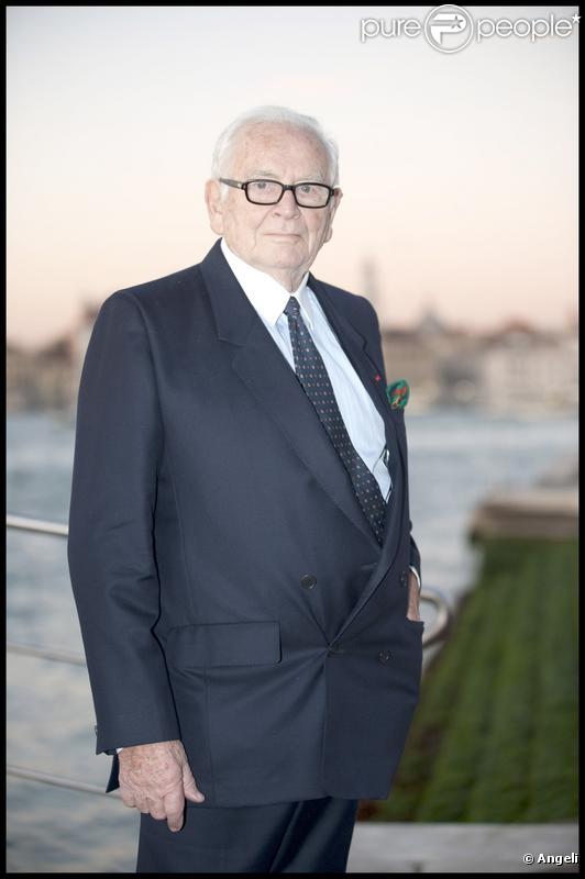 Pierre Cardin arrive à Venise pour le concert donné en hommage à Alberto Bruni-Tedeschi. 03/11/09