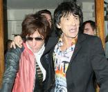 Ronnie Wood à la sortie d'un club de Londres avec sa girlfriend Ekaterina et Jeff Beck, le 2 novembre 2009.
