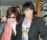 Ronnie Wood à la sortie d'un club de Londres avec sa girlfriend Ekaterina et Jeff Beck, le 2 novembre 2009.