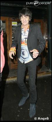 Ronnie Wood à la sortie d'un club de Londres avec sa girlfriend Ekaterina et Jeff Beck, le 2 novembre 2009.