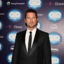 Quand le séduisant Gerard Butler est élu "homme de l'année", Carine Roitfeld... dévoile sa poitrine !