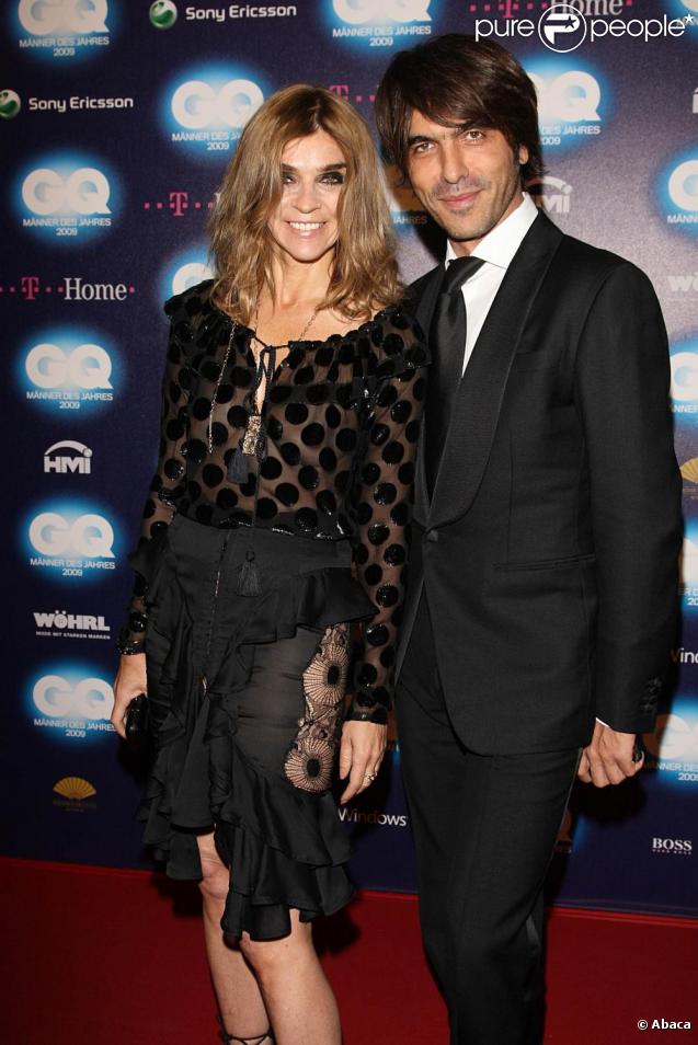Carine Roitfeld, très transparente, et un ami à la cérémonie des Men of the Year, à Munich. 3/11/09