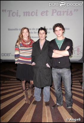 Zoe Schellenberg, Yvan Attal et Pierre Perrier, à l'occasion de l'avant-première du film promotionnel  Toi, moi et Paris , qui s'est déroulée au Grand Rex à Paris, le 5 novembre 2009.