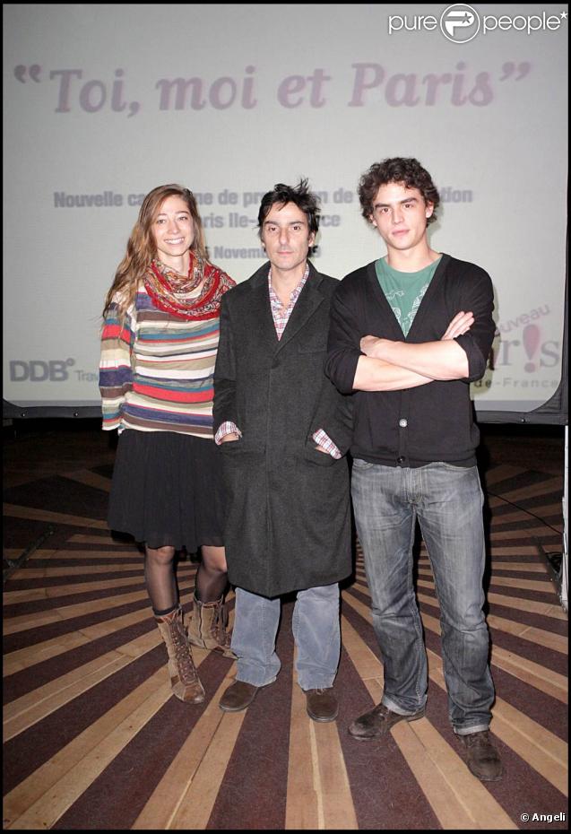 Zoe Schellenberg, Yvan Attal et Pierre Perrier, à l'occasion de l'avant-première du film promotionnel  Toi, moi et Paris , qui s'est déroulée au Grand Rex à Paris, le 5 novembre 2009.