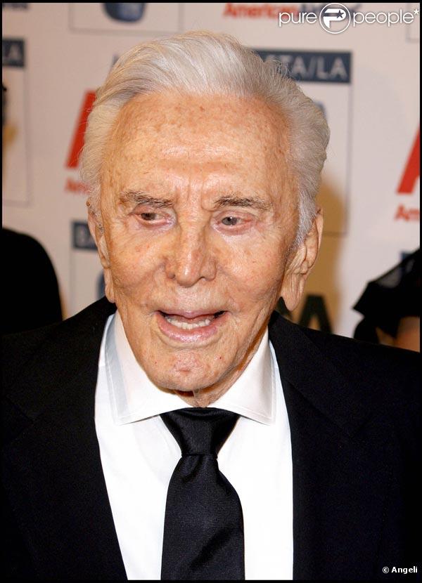 Kirk Douglas, lors des 18e Britannia Awards, à l'Hyatt Regency de Century Plaza à Century City, à Los Angeles, le 5 novembre 2009.