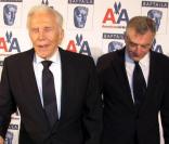 Kirk Douglas et Robert de Niro, lors des 18e Britannia Awards, à l'Hyatt Regency de Century Plaza à Century City, à Los Angeles, le 5 novembre 2009.