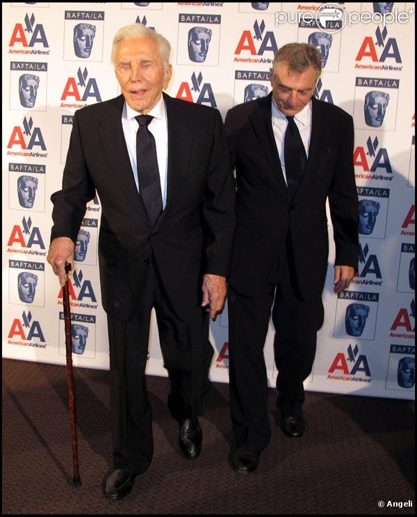 Kirk Douglas et Robert de Niro, lors des 18e Britannia Awards, à l'Hyatt Regency de Century Plaza à Century City, à Los Angeles, le 5 novembre 2009.