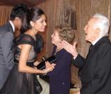 Kirk Douglas sous le charme de Freida Pinto mais Dev Patel n'est pas loin, lors des 18e Britannia Awards, à l'Hyatt Regency de Century Plaza à Century City, à Los Angeles, le 5 novembre 2009.