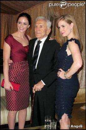Emily Blunt, Kirk Douglas et Amy Adams, lors des 18e Britannia Awards, à l'Hyatt Regency de Century Plaza à Century City, à Los Angeles, le 5 novembre 2009.