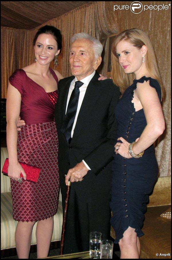 Emily Blunt, Kirk Douglas et Amy Adams, lors des 18e Britannia Awards, à l'Hyatt Regency de Century Plaza à Century City, à Los Angeles, le 5 novembre 2009.