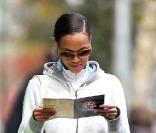 Après avoir déjeuner très tôt, Tyra Banks tente de changer de chemin pour éviter un paparazzi lorsqu'elle rejoint son domicile de Soho le 5 novembre 2009