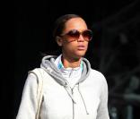 Après avoir déjeuner très tôt, Tyra Banks tente de changer de chemin pour éviter un paparazzi lorsqu'elle rejoint son domicile de Soho le 5 novembre 2009