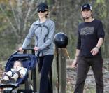 Nicole Kidman et Keith Urban, dans les jardins de Nashville, se baladent en compagnie de leur petite Sunday Rose.