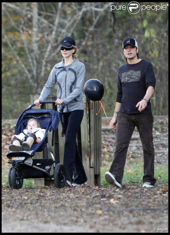 Nicole Kidman et Keith Urban, dans les jardins de Nashville, se baladent en compagnie de leur petite Sunday Rose.