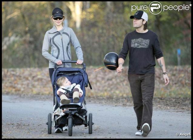 Nicole Kidman et Keith Urban, dans les jardins de Nashville, se baladent en compagnie de leur petite Sunday Rose.