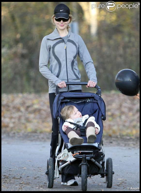 Nicole Kidman et Keith Urban, dans les jardins de Nashville, se baladent en compagnie de leur petite Sunday Rose.