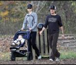Nicole Kidman et Keith Urban, dans les jardins de Nashville, se baladent en compagnie de leur petite Sunday Rose.