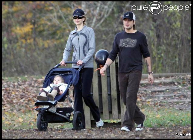 Nicole Kidman et Keith Urban, dans les jardins de Nashville, se baladent en compagnie de leur petite Sunday Rose.