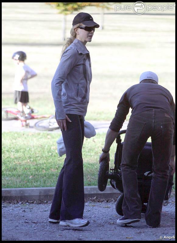 Nicole Kidman et Keith Urban, dans les jardins de Nashville, se baladent en compagnie de leur petite Sunday Rose.