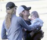 Nicole Kidman et Keith Urban, dans les jardins de Nashville, se baladent en compagnie de leur petite Sunday Rose.