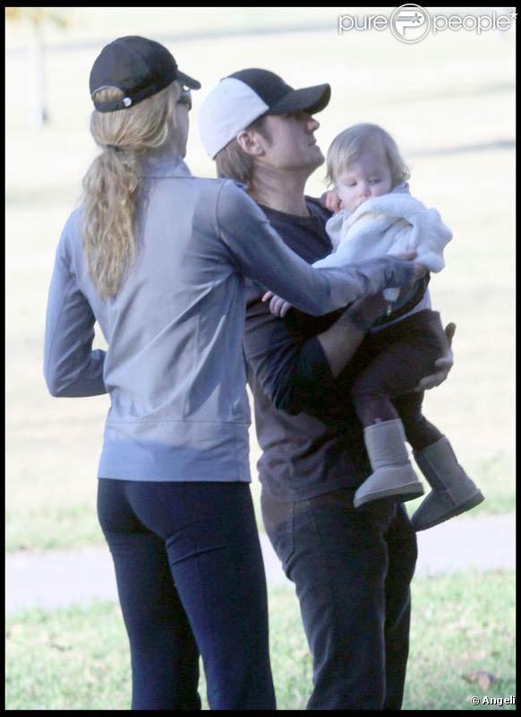 Nicole Kidman et Keith Urban, dans les jardins de Nashville, se baladent en compagnie de leur petite Sunday Rose.
