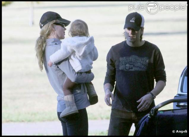 Nicole Kidman et Keith Urban, dans les jardins de Nashville, se baladent en compagnie de leur petite Sunday Rose.