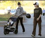 Nicole Kidman et Keith Urban, dans les jardins de Nashville, se baladent en compagnie de leur petite Sunday Rose.